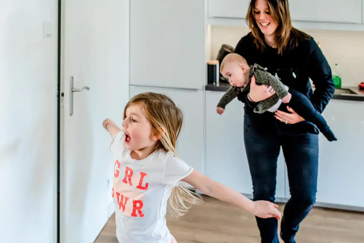 Moeder danst tijdens een niet geposeerde fotosessie.