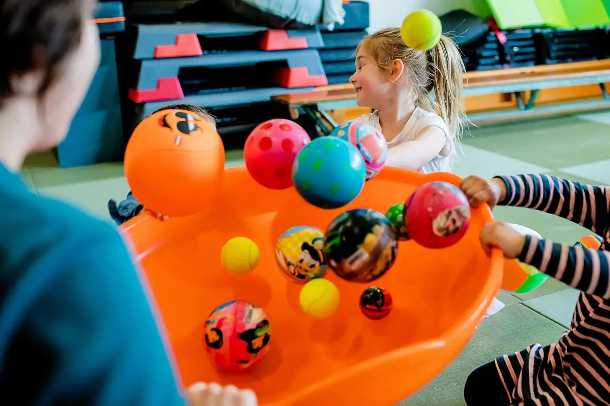 Day in the Life foto van een meisje tijdens gymles voor kleine kindjes in Tilburg.