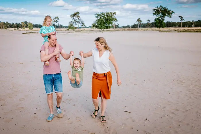 Jong gezin tijdens een ongedwongen fotoshoot en de Loonse Duinen.