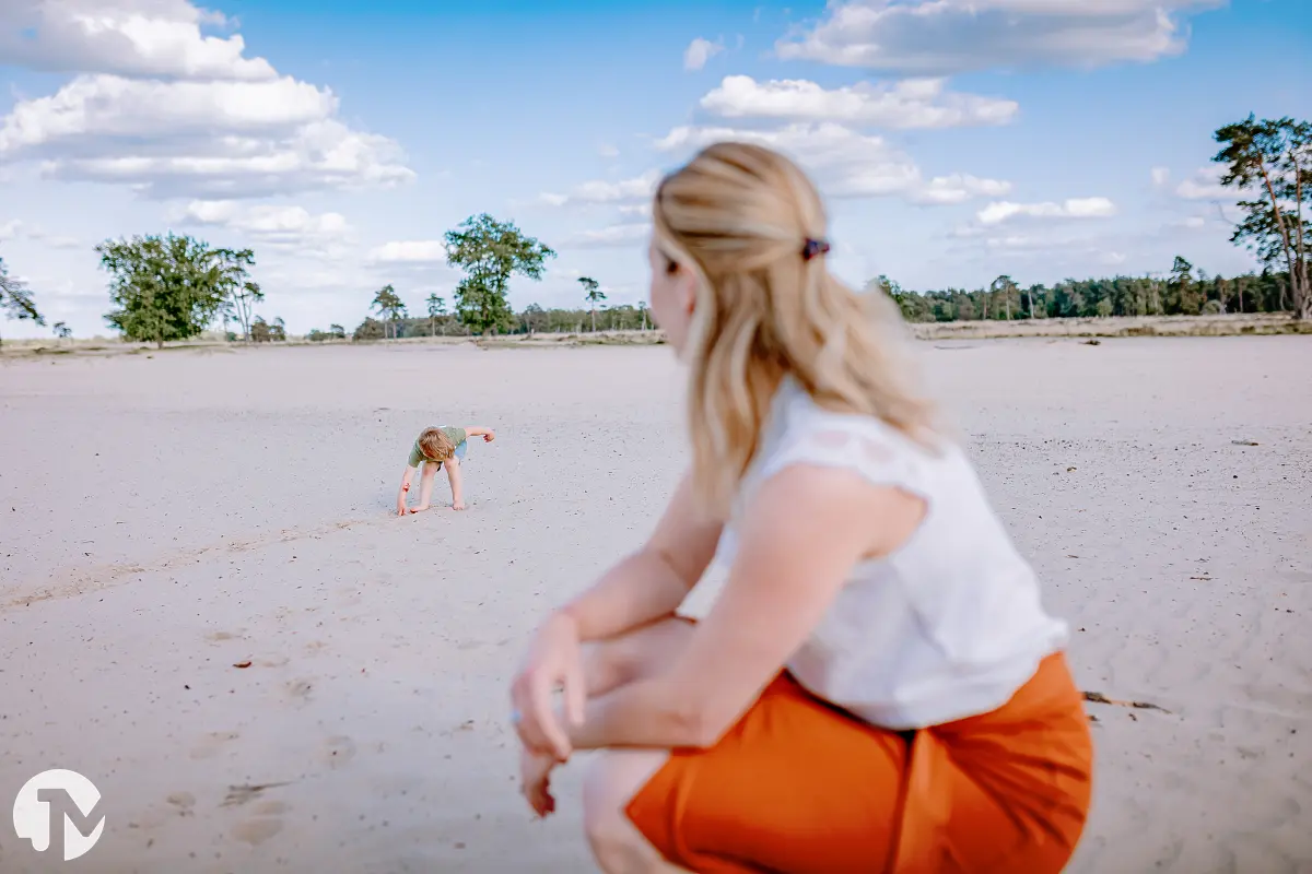 Niet geregisseerde fotoshoot met jong gezin in de natuur.