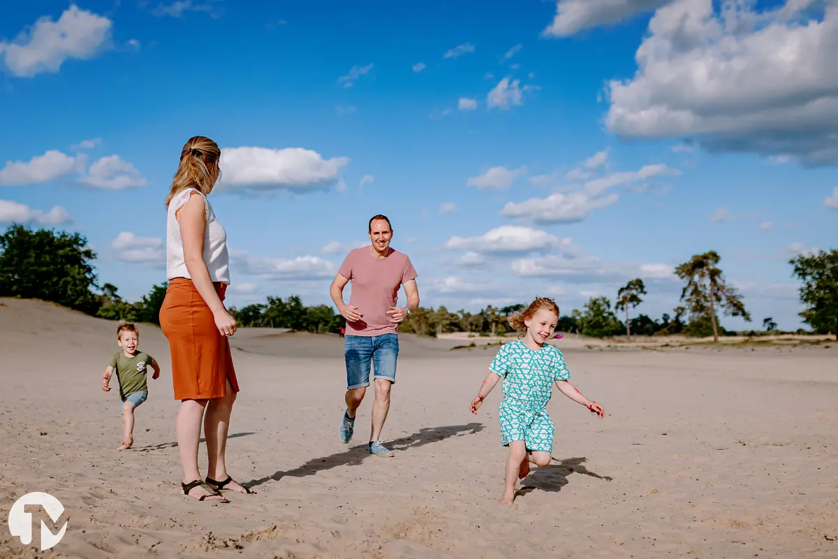 Gezin doet een renwedstrijd tijdens een gezellige fotohoot.