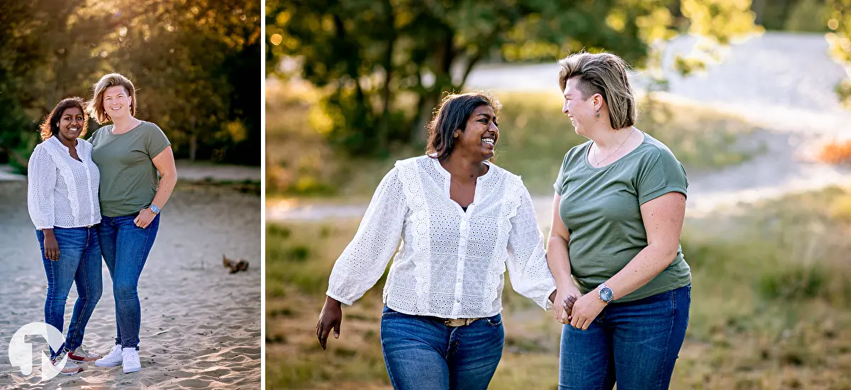 Twee vrouwen poseren samen liefdevol tijdens een gezinsfotoshoot.