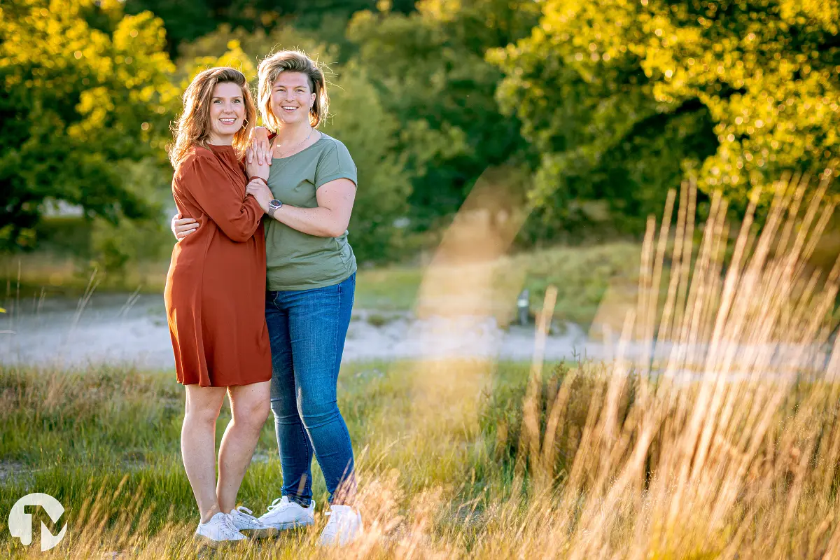 Twee zussen tijdens een gezinsshoot in de natuur.