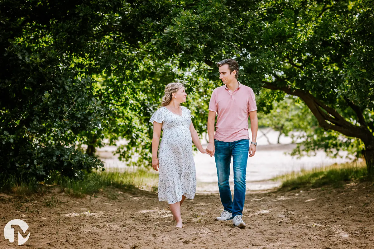 Een zwangerschapsshoot in Brabant in de natuur.