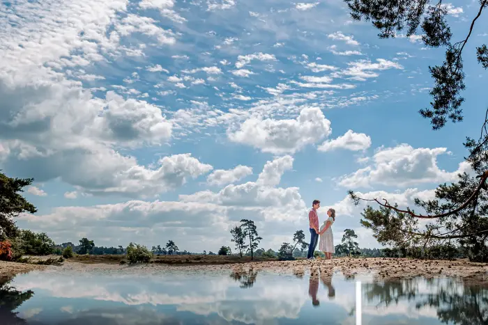 Overzichtsfoto van de Drunense duinen met zwangere vrouw en haar partner.