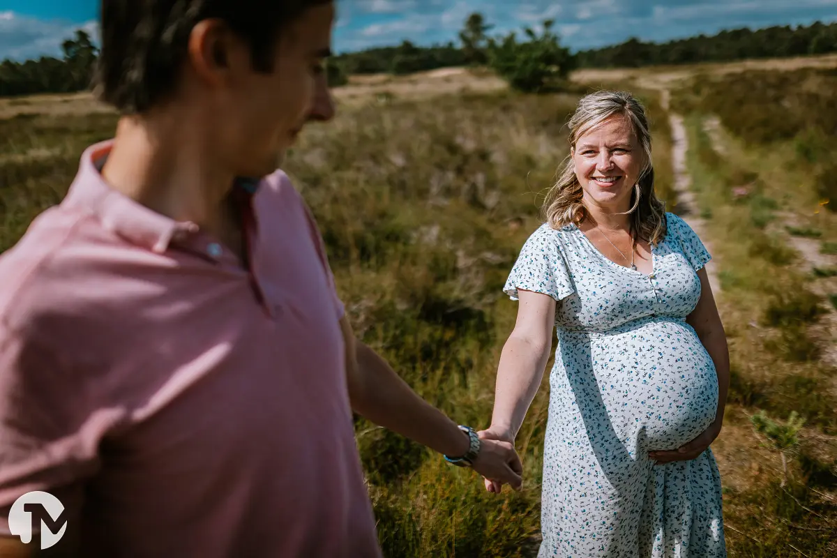 Zwangerschapsshoot buiten in de natuur