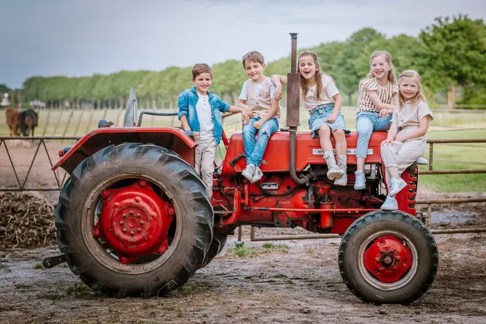 Een fotoshoot met kinderen op een boerderij in Brabant