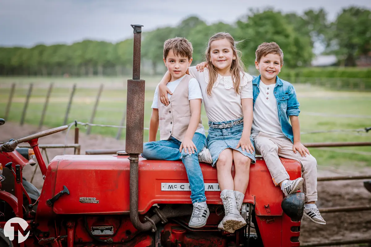 Fotoshoot van een grote familie op een boerderij in Brabant.