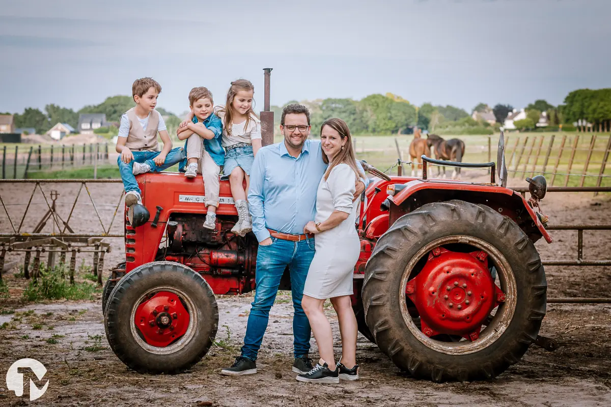 Fotoshoot door fotograaf Waalwijk op een boerderij.