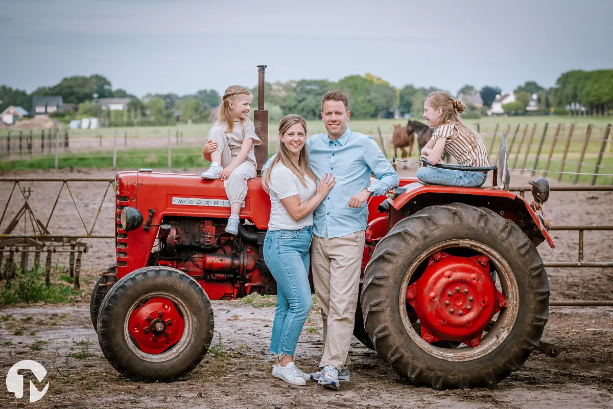 Fotoshoot gezin op een boerderij in Brabant.