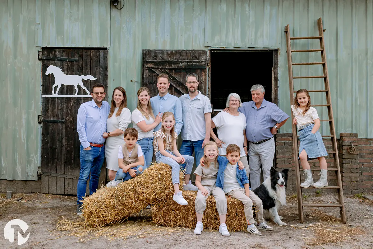 Fotoshoot van een grote familie op een boerderij in Brabant.