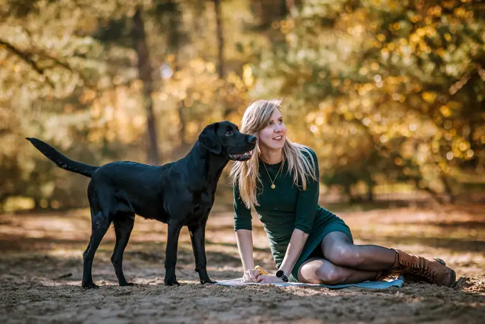 Fotoshoot met hond in de natuur.