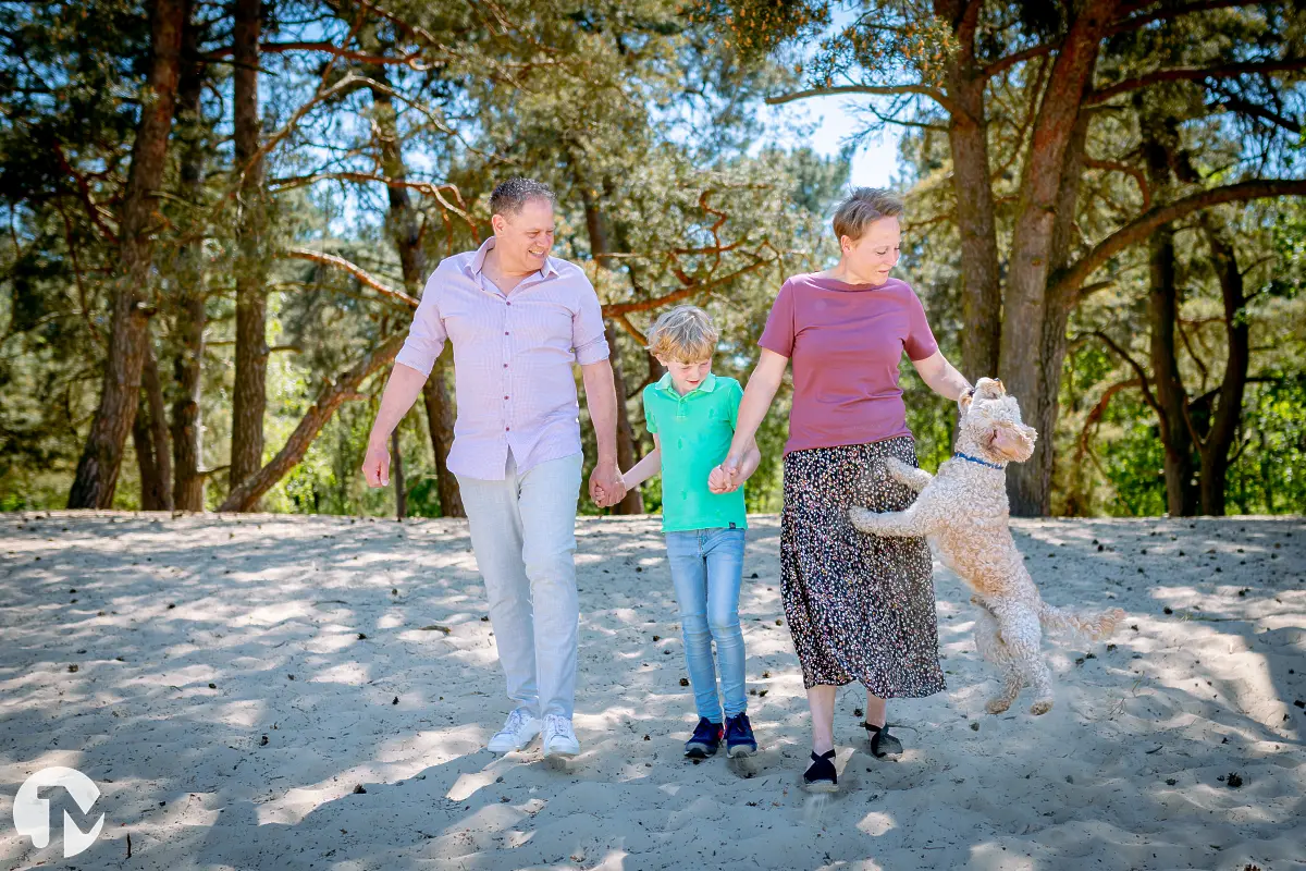 Gezinsshoot met hond in de Loonse Duinen.