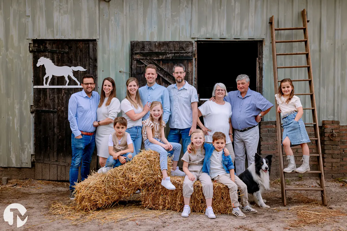 Familiefoto met hond op een boerderij in Brabant.