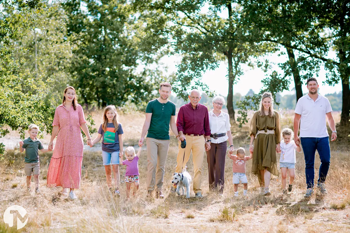 Grote familie fotoshoot met hond in Kaatsheuvel.