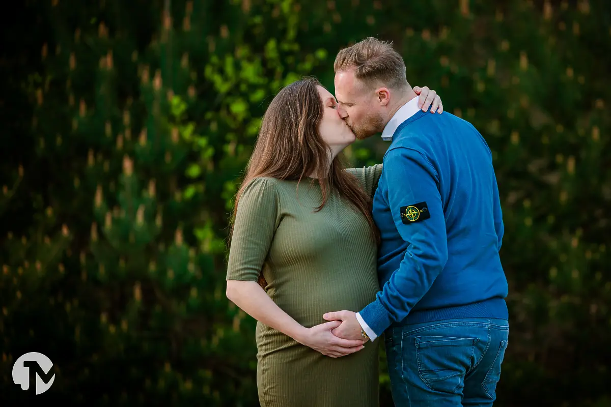 Ontspannen zwangerschapsshoot door fotograaf uit Brabant.