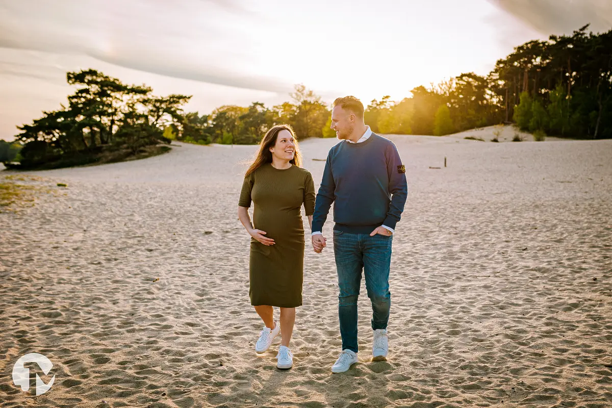 Zwangerschapsshoot bij onder gaande zon.