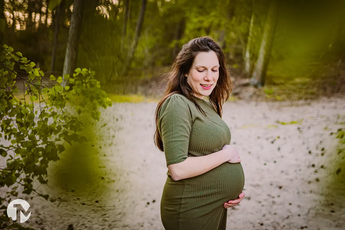 Sfeervolle zwangerschap fotografie door een fotograaf uit Waalwijk.