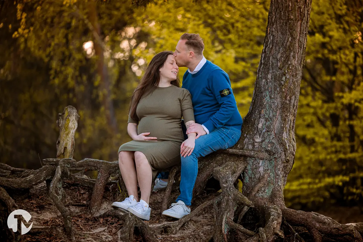 Zwangerschap foto waarbij de natuur een belangrijke rol speelt in de foto