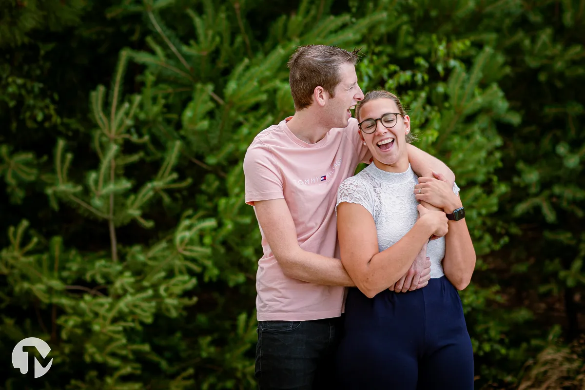 Man en vrouw lopen gearmd door de natuur tijdens een ontspannen loveshoot