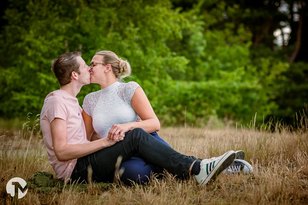 Jongestel hebben lol samen tijdens een loveshoot in regio Waalwijk.