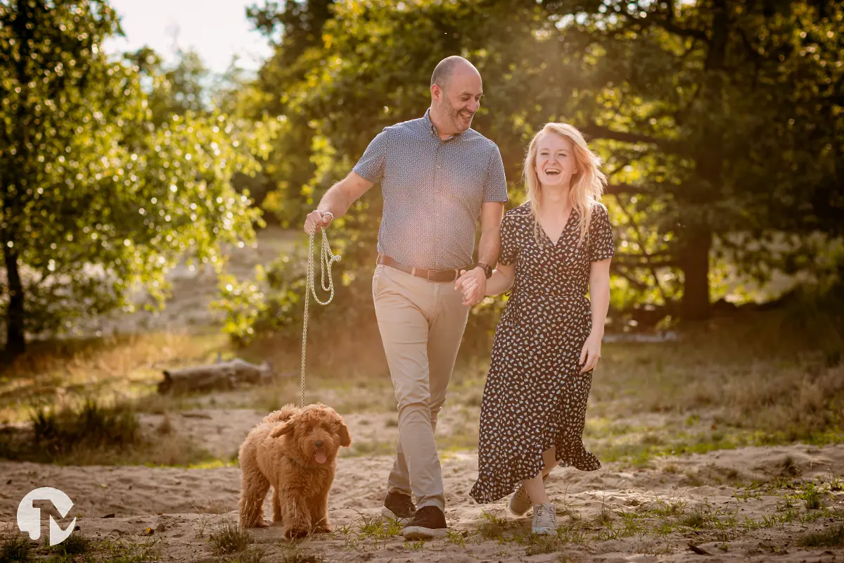 Loveshoot met hond in de avondzon in Kaatsheuvel.