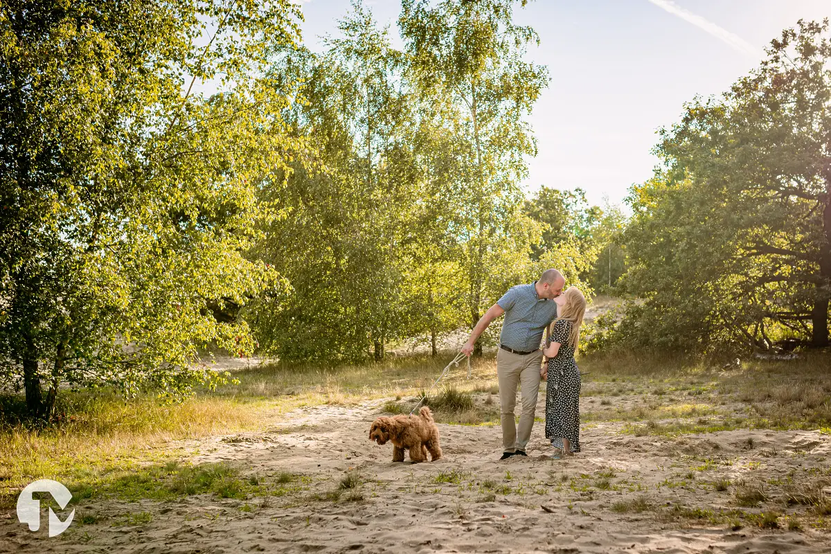 Loveshoot met hond in de avondzon in de Loonse en Drunense duinen.