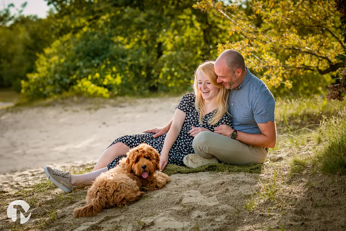 Loveshoot buiten in de natuur van Brabant.