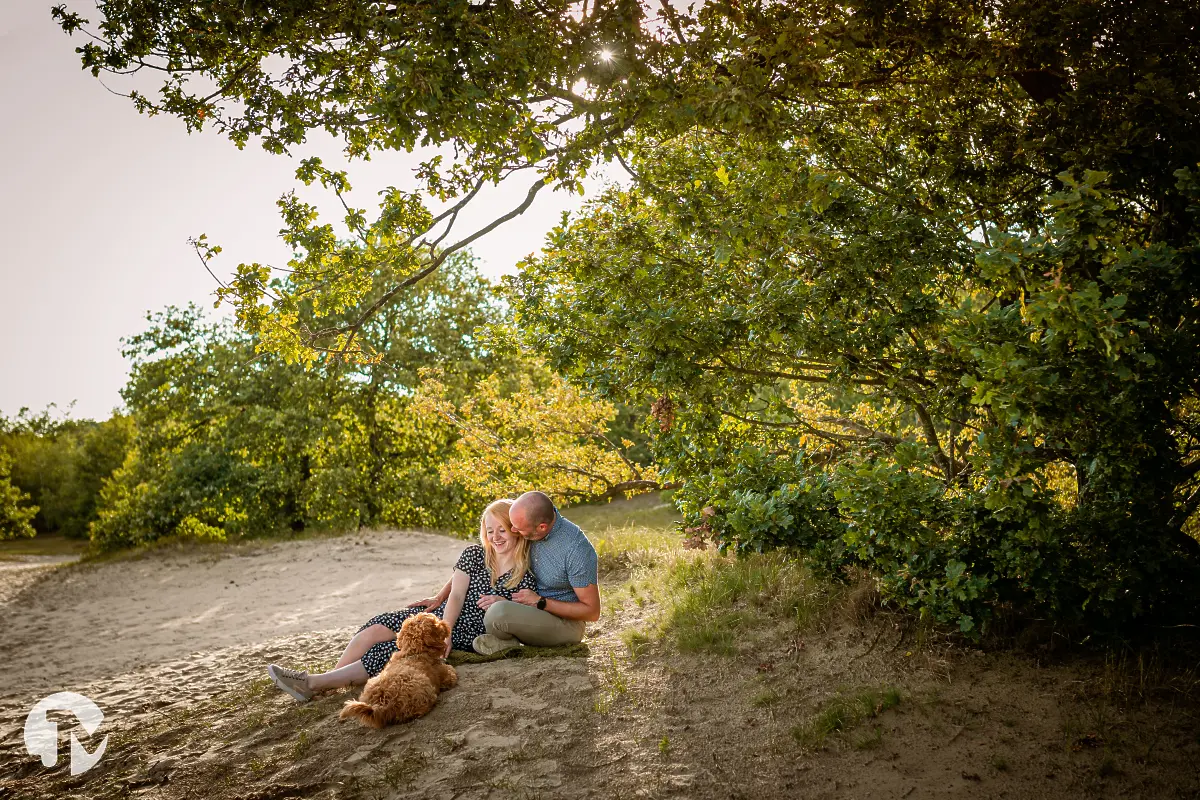 Loveshoot met hond in de avondzon in de Loonse en Drunense duinen.