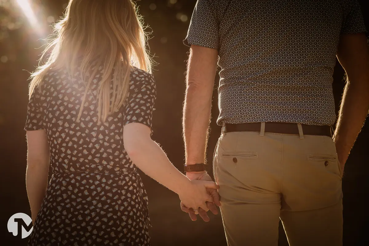 Ontspannen loveshoot in de Loonse duinen in de avondzon.