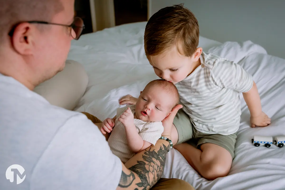 Ontspannen fotoshoot thuis voor een baby.