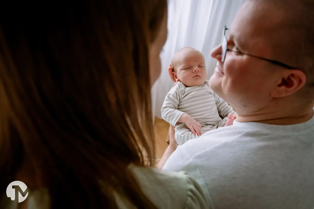 Baby fotoshoot thuis in de slaapkamer van de ouders in Tilburg