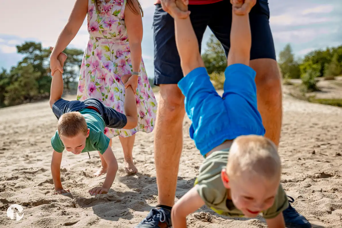 Speelse fotoshoot met jonge kinderen in Brabant.