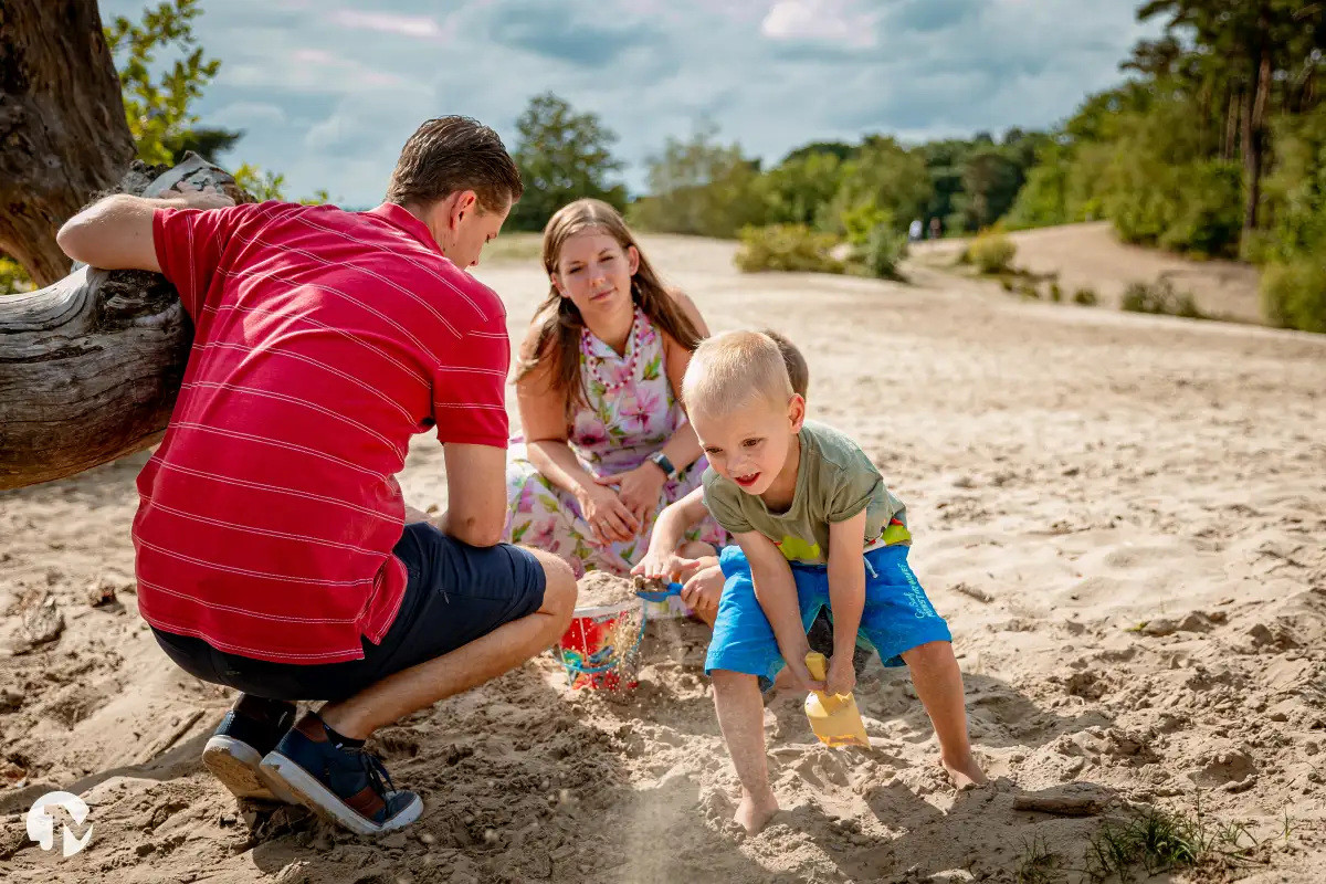 Ontspannen fotoshoot met jong gezin in de buurt van Waalwijk.