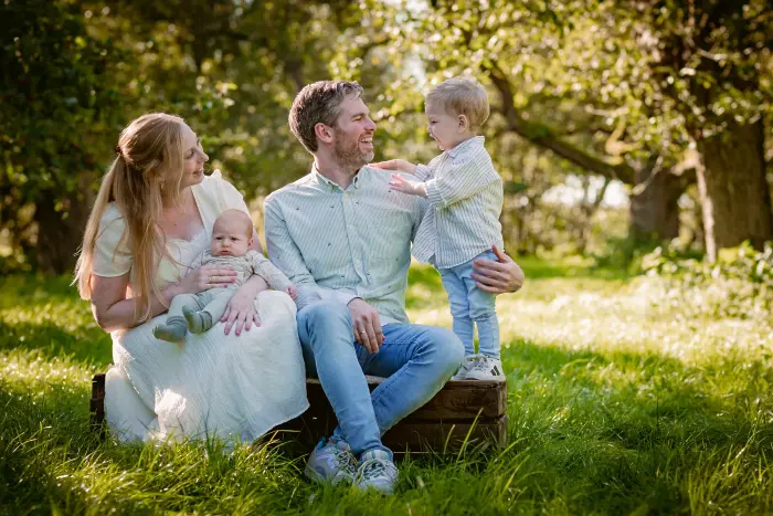 Ontspannen fotoshoot van jong gezin in Brabant.