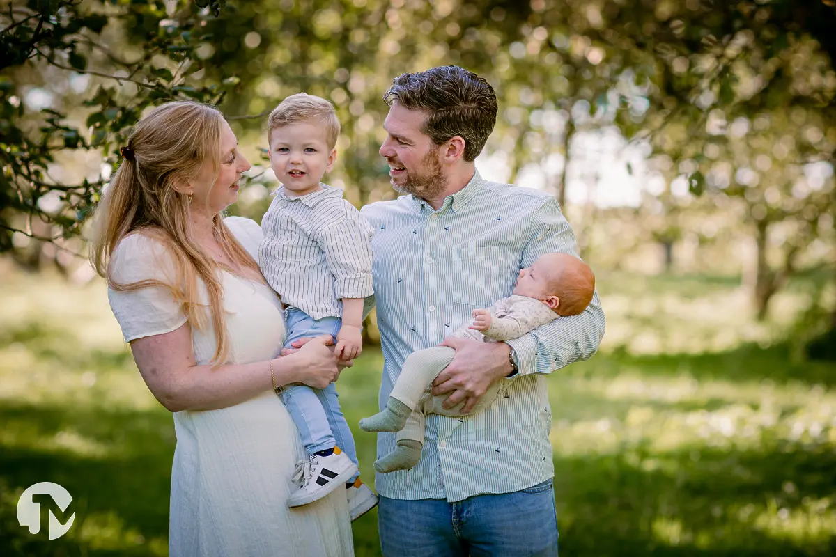 Fotoshoot met veel connectie tijdens een gezinsshoot buiten.