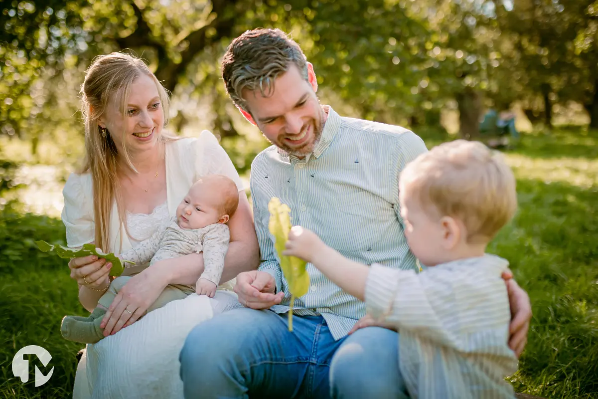 Niet geregisseerde fotoshoot met jong gezin voor echte momenten.