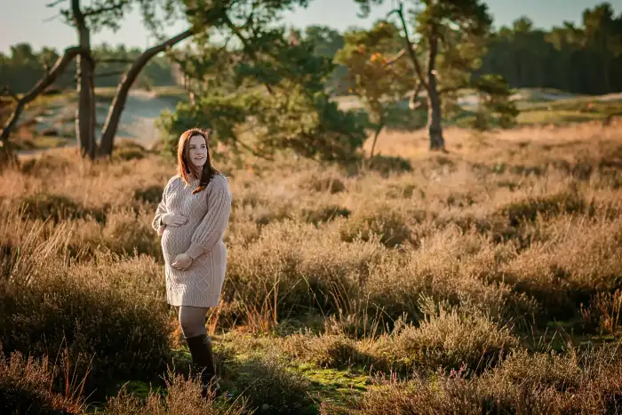 Fotoshoot met een zwangere vrouw in de heide van Kaatsheuvel.