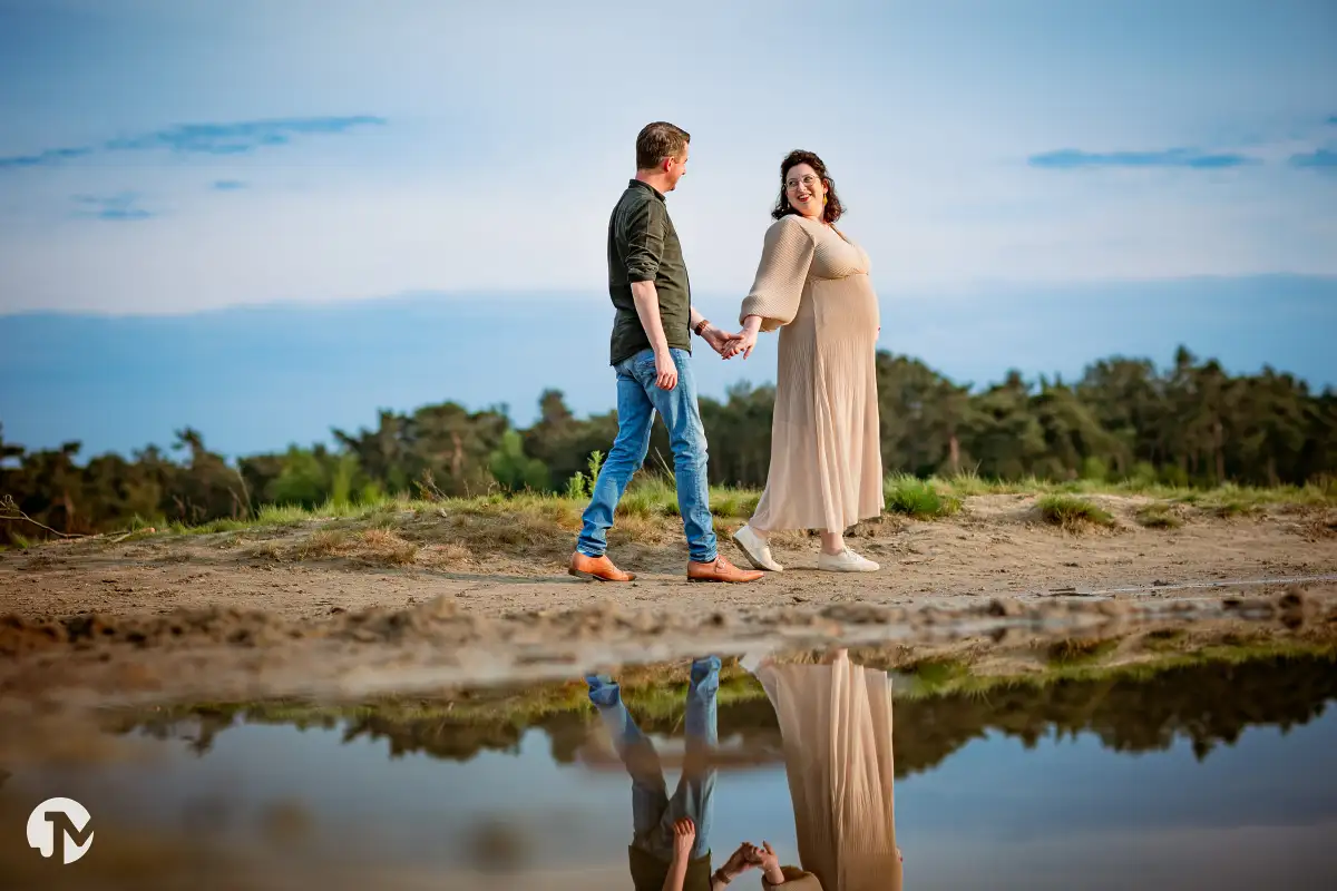 Zwangerschapsshoot buiten in de natuur.