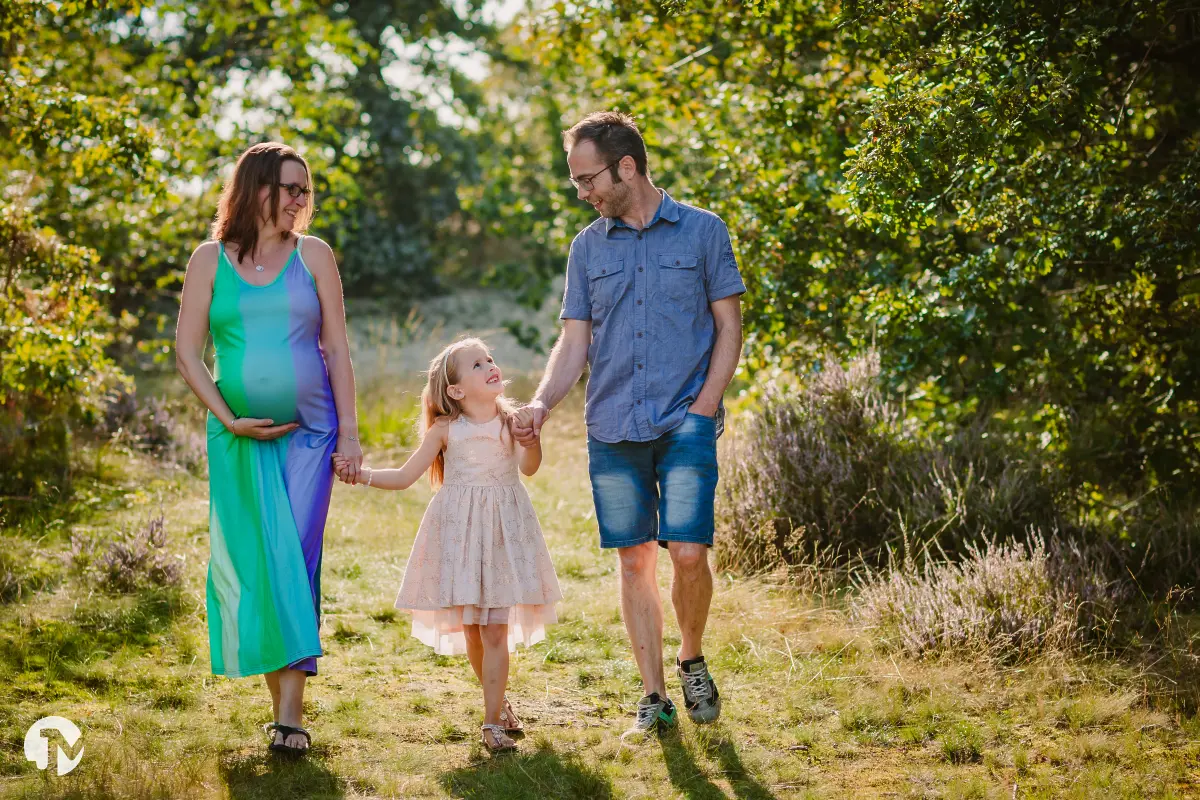 Zwangerschapsshoot met jong gezin in de avondzon in Brabant.