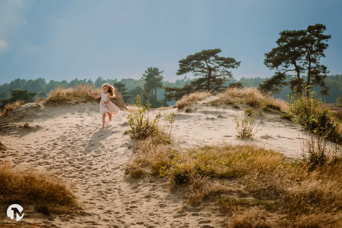 Niet geposeerde fotoshoot van jong gezin in Brabant.