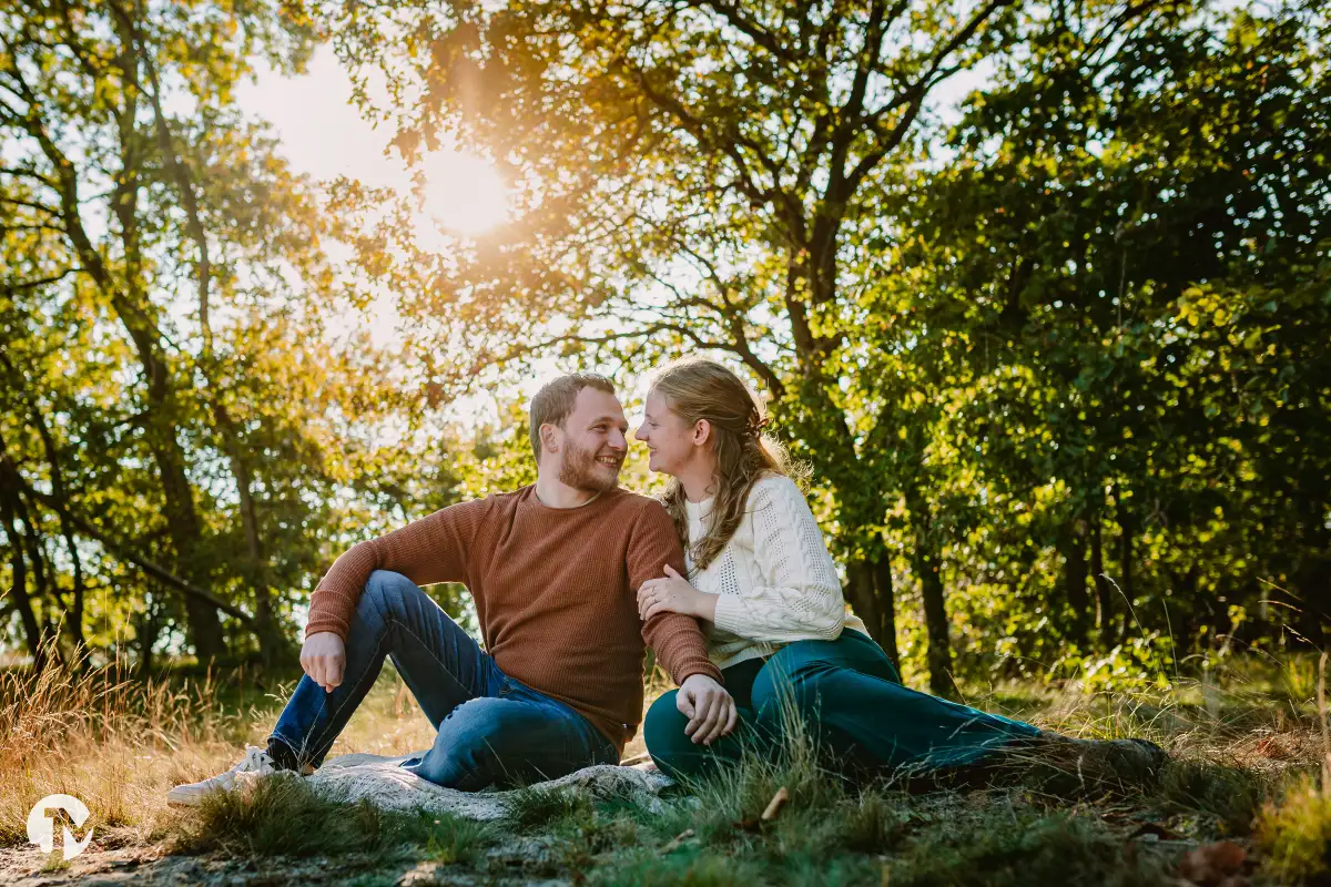 Loveshoot bij zonsondergang in Brabant.