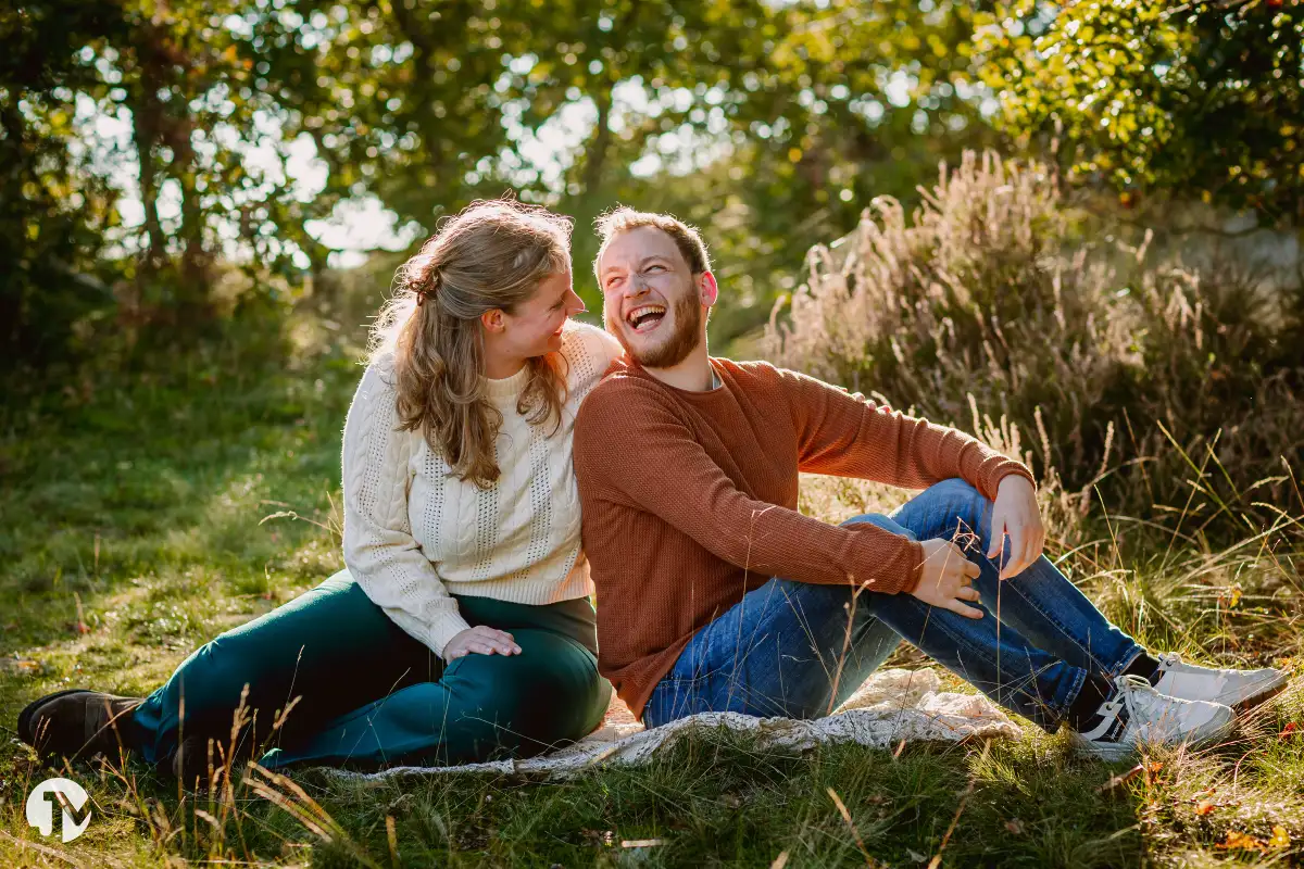 Prewedding fotoshoot bij zonsondergang.