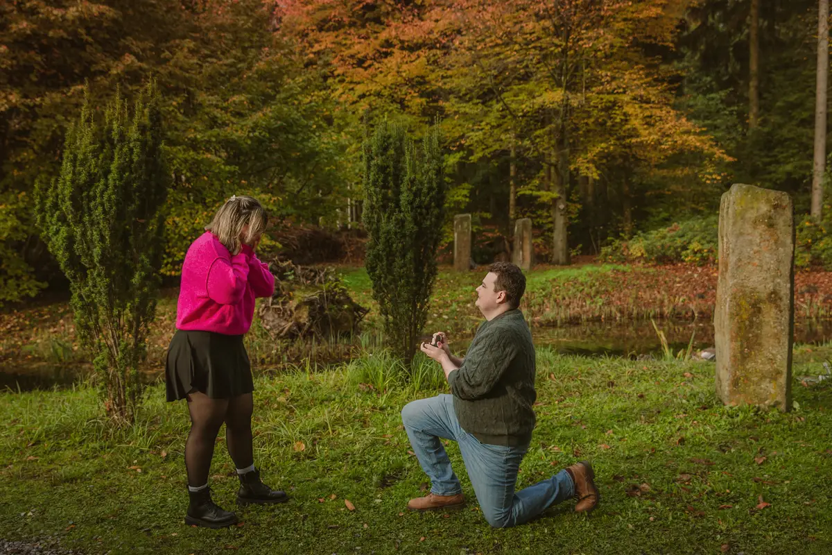 Huwelijksaanzoek tijdens loveshoot gefotografeerd door fotograaf in de Efteling.