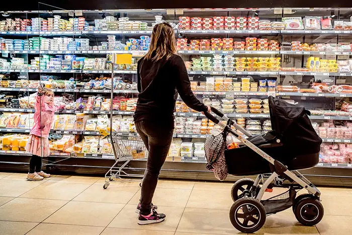 Day in the life journalistieke foto reportage van moeder en dochter tijdens booschappen in Jumbo Tilburg