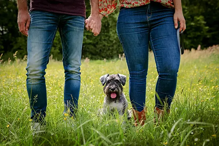 Huisdieren fotograaf voor een spontane fotoshoot met hond met baasjes in een creatieve pose