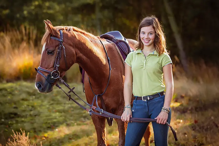 Familie met hond poseert tijdens een ontspannen huisdieren fotoshoot in een park in Breda