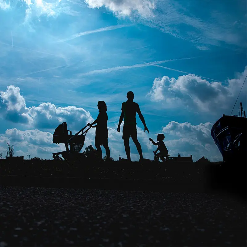 Journalistieke en creatieve portret fotografie van gezin in blauwe lucht tegenlicht profiel Waalwijk