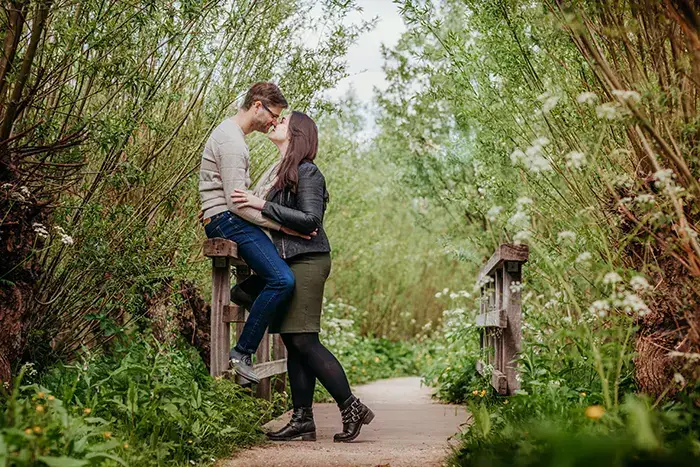 Koppelshoot in de lente | liefdevol en pure fotografie in een natuurlijke omgeving op een bruggetje