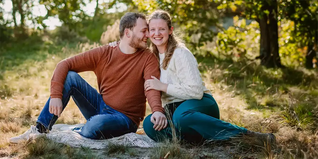 Verliefd stel poseren tijdens loveshoot in Loonse en Drunense Duinen | avondshoot